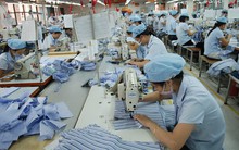 ILO: Gần một thập kỷ, giá gia công áo sơ mi, quần jean của Việt Nam hầu như không đổi