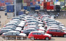 Cận cảnh lô xe BMW nằm phơi nắng, phủ bụi ở cảng Sài Gòn