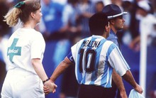 Bàn tay của nữ y tá đưa "Cậu bé vàng" Maradona xuống vực thẳm ở World Cup 1994