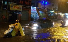 Mưa gần 2 giờ, nhiều tuyến đường ở TP HCM ngập sâu