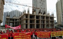 Hàng trăm khách hàng căng băng rôn đòi nhà