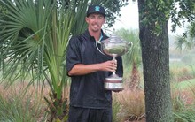 Nghi vấn caddie hành hung đối thủ để golfer nghiễm nhiên vô địch