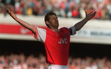 Chuyện cuối tuần: Bài học từ huyền thoại đội chủ sân Eminates Tony Adams: "Không bao giờ cố lấy bóng từ chân tiền đạo đối phương"