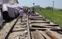 Cận cảnh hàng trăm mét đường ray bị lệch sau vụ tàu hỏa đâm xe ben