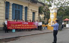 Xử Huyền Như: Nhân viên công ty bị hại căng băng rôn trước tòa