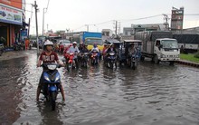 Mưa nhỏ cũng khiến đường Sài Gòn ngập lênh láng