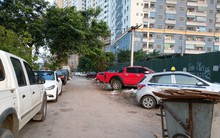 Ảnh: Giải tỏa bãi đỗ xe ở Hà Nội, dân đành để xe trên bãi rác