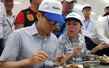 Phó thủ tướng Vũ Đức Đam ăn suất cơm 15.000 đồng cùng công nhân