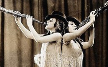 Cuộc đời khốn khổ của cặp song sinh dính liền: Hơn 25 năm sống dưới ánh hào quang, cuối đời bán tạp hóa kiếm sống và chết trong cô độc