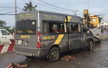 Gần 10 người hoảng loạn kêu cứu trong xe khách bị lật ở Sài Gòn