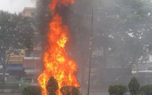 Ô tô bán tải bất ngờ cháy ngùn ngụt khi đang chạy giữa phố