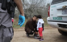 Tổng thống Trump bị chỉ trích vì xây trại tị nạn cho trẻ nhập cư: "Trẻ con không thuộc về nhà tù"