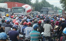 Hàng trăm phương tiện "chôn chân" trên đường, giao thông tê liệt