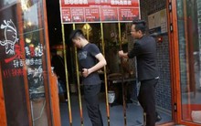 Nhà hàng độc ở Trung Quốc chỉ cần đủ "mi nhon" chui lọt khe cửa sẽ được miễn phí hoàn toàn