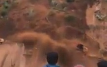 Sạt lở kinh hoàng kéo 2 công nhân cùng máy xúc xuống vực sâu trăm mét