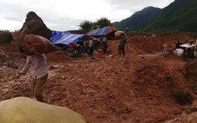 Ảnh: Các chiến sĩ công an Lai Châu vác thóc giúp dân chạy lũ