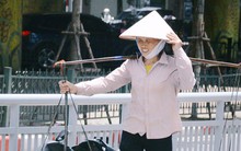 Ảnh: Người lao động oằn mình mưu sinh dưới cái nắng “cháy da cháy thịt” ở Hà Nội