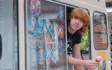 "Phù thủy nhí trường Hogwarts" Rupert Grint ngày nào giờ hạnh phúc khi... bán cà rem dạo