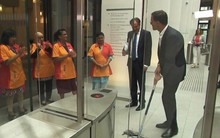 Thủ tướng Hà Lan đánh đổ cốc cà phê và cách ông xử lý khiến mọi người bất ngờ và nể phục