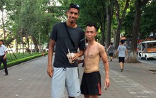 Không được đá World Cup, trung vệ MU Chris Smalling đưa vợ sang Việt Nam du lịch, đá cầu với người hâm mộ
