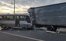 Xe khách tông xe tải trên Quốc lộ 20, 18 người vào cấp cứu