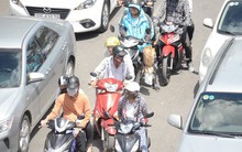 Nắng nóng 40 độ, 32.000 học sinh vừa trượt công lập phải phơi mặt ra đường để lên trường hộp hồ sơ vào lớp 10