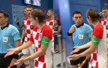 Modric chặn trọng tài, chất vấn 2 bàn thua oan của Croatia