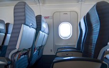 Khách “táy máy” mở cửa thoát hiểm, chuyến bay chậm hơn 1 tiếng