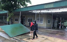 Bất chấp bão Sơn Tinh đang tiến vào, du khách vẫn xuống biển Cửa Lò tắm trong mưa