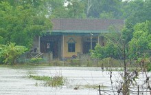 Hàng trăm ngôi nhà bị cô lập trước lúc bão vào, di dời hơn 15.000 dân