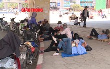 Video: Người dân "trốn chảo lửa" 40 độ ở HN như thế nào?
