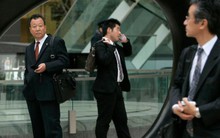 ĐỪNG làm việc như người Nhật: Luôn luôn phải chờ sự chấp thuận của cấp trên, chết vì làm việc quá sức hay thấy tội lỗi khi được nghỉ phép