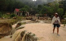 Lũ quét kinh hoàng trong đêm, nhà sập, 2 người chết, 2 người mất tích