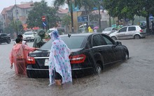 Chùm ảnh: Sau đêm mưa lớn, Hà Nội ngập bốn bề, xe cộ chết máy la liệt