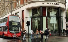 Burberry đốt 32 triệu USD sản phẩm để bảo vệ thương hiệu
