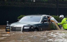 Hà Nội mưa lớn, "xế sang" cũng bơi giữa những con phố nay đã biến thành "sông"