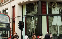 Burberry đốt 32 triệu USD sản phẩm để bảo vệ thương hiệu