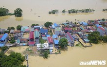 Ảnh: Nắng chang chang, dân Thủ đô vẫn chèo thuyền trong dòng nước ngập