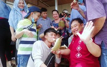 Lại ùn ùn kéo về Vĩnh Long ăn sầu riêng 19.000 đồng/kg