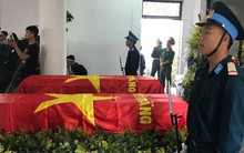 [CẬP NHẬT] Người thân, đồng đội đưa tiễn 2 phi công chiến đấu cơ Su-22 gặp nạn trên núi Làng Dừa