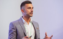 Sốc nặng vì mất đi người thân, chàng trai 26 tuổi nghỉ việc và làm nên điều ít ai ngờ tới: Thay đổi văn hóa làm việc, cuộc sống của hàng trăm người