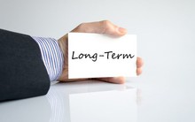 Thanh khoản thị trường phái sinh tiếp tục sụt giảm, dòng tiền chuyển sang vị thế dài hạn