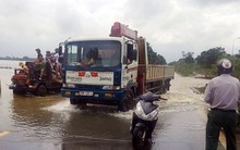 Đại lộ Thăng Long nhiều điểm vẫn ngập sâu, giao thông tê liệt