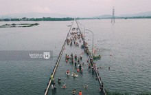 Nước vừa rút lại lên, người già trẻ nhỏ tiếp tục ùa ra đường tỉnh lộ vô tư bơi lội khi phương tiện bị cấm lưu thông