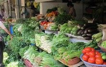 Giá rau xanh tăng mạnh vì trời mưa, ngập