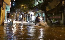 Mưa lớn trút xuống giờ tan tầm, Hà Nội 'phố cũng như sông'