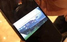 Sau khi nhận được clip cát tặc, Chủ tịch Hà Nội cho phóng viên xem ở ngay hành lang kỳ họp