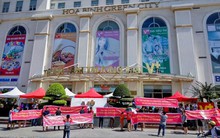 Sống trong chung cư dát vàng, cư dân Hoà Bình Green City ròng rã đi đòi sổ đỏ suốt 4 năm, lý sao tại sao?