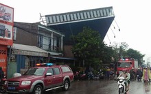 Bảng quảng cáo khổng lồ đổ sập trong mưa, đè chết người ở Sài Gòn