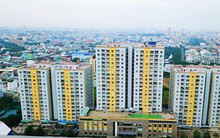 Chung cư Carina đổi "màu áo" từ xanh sang vàng, cư dân vẫn chưa thể về nhà sau vụ cháy thảm khốc 13 người chết